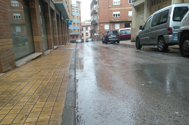 Pavimento mojado en la calle Morales Contreras, de Soria.-HDS