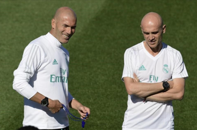 Zidane y su segundo, Bettoni, durante el entrenamiento de este sábado en la ciudad deportiva de Valdebebas.-JAVIER SORIANO / AFP
