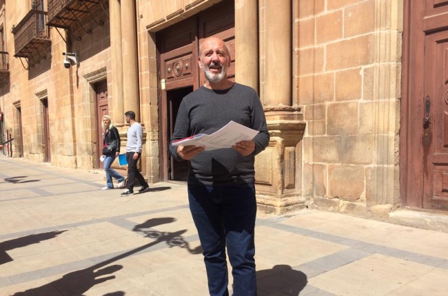 El candidato de IU a la capital, Enrique García, dando cuenta de la denuncia presentada contra la campaña del PSOE. M.H.