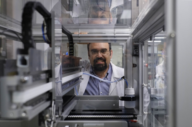 El científico salmantino Manuel Fuentes con una de las máquinas que forman parte del proyecto. ENRIQUE CARRASCAL