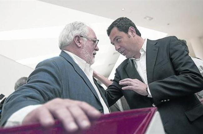 PP Juan Manuel Moreno Bonilla (derecha) charla con Miguel Arias Cañete, ayer-TAREK (PP)