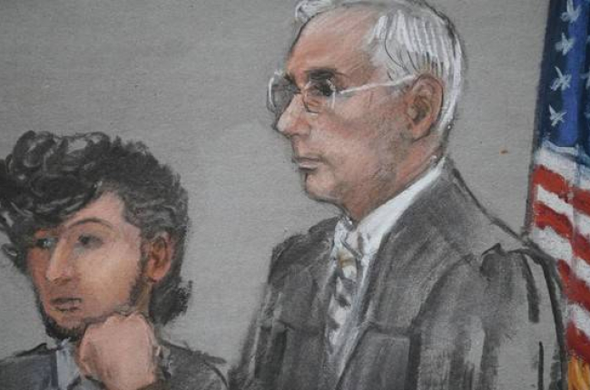 Dibujo de Dzhokhar Tsarnaev (izq) junto al juez O'Toole, durante la vista judicial, este lunes en Boston.-Foto:   REUTERS / JANE FLAVELL COLLINS