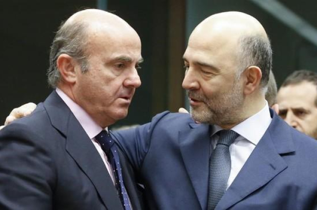 El ministro Luis de Guindos conversa con el comisario de Asuntos Economicos, Pierre Moscovici, en Bruselas el 14 de enero.-OLIVIER HOSLET