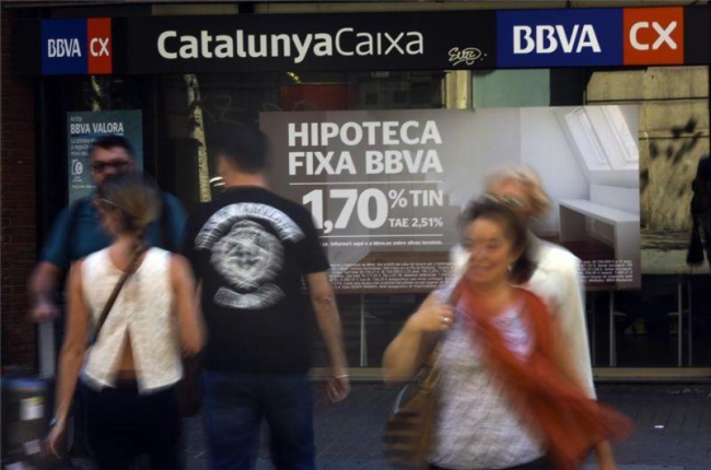 Anuncios de hipotecas en una entidad bancaria en Barcelona.-DANNY CAMINAL
