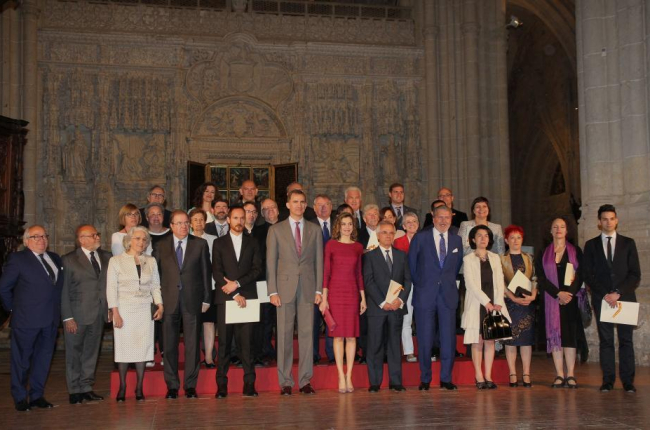 El rey Felipe VI y la reina Doña Letizia con los Premios Nacionales de la Cultura de 2014, en el trascoro de la Catedral de Palencia-ICAL