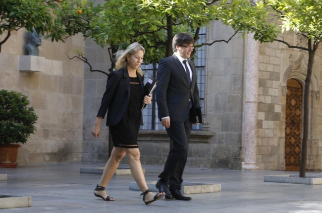 Carles Puigdemont y Neus Munté, en el palau de la Generalitat.-JULIO CARBÓ