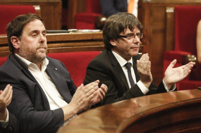 Oriol Junqueras y Carles Puigdemont, en el Parlament.-JULIO CARBÓ