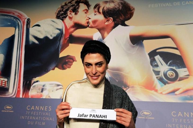 Behnaz Jafari, una de las protagonistas de 3 faces, muestra el cartel del director, Jafar Panahi, que no puede estar presente en Cannes al tener prohibida la salida de Irán.-ERIC GAILLARD (REUTERS)