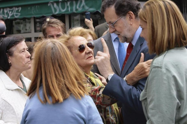 El líder del PP, Mariano Rajoy, con la secretaria general de su partido, Dolores de Cospedal, en un paseo por Guadalajara.-PEPE ZAMORA / EFE