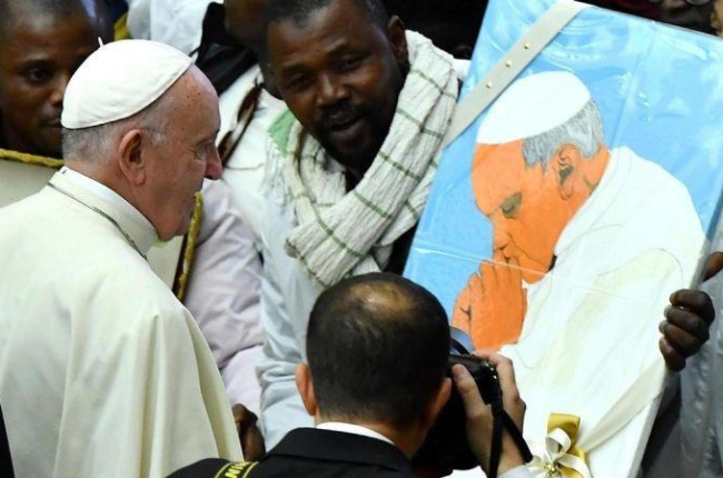 Un inmigrante muestra al Papa el retrato que le ha hecho, durante la audiencia general de los miércoles en el Vaticano.-EFE/ ETTORE FERRARI