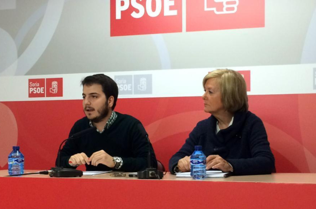 Éder García y María Irigoyen en la mañana de ayer.-PSOE