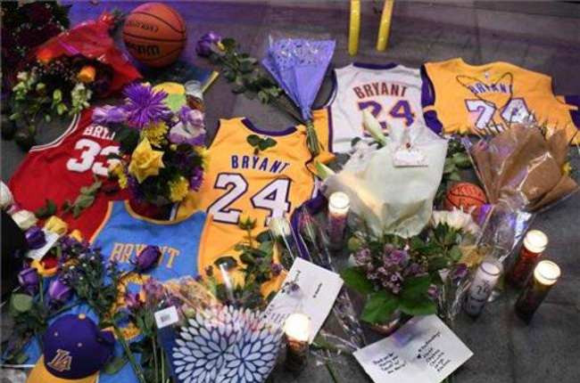Homenaje a Kobe Bryant en las inmediaciones del Staples Center, casa de los Lakers.-ROBYN BECK/ AFP