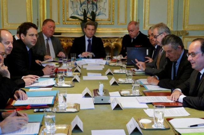François Hollande, a la derecha, preside la reunión del Consejo de Defensa.-REUTERS / PHILIPPE WOJAZER