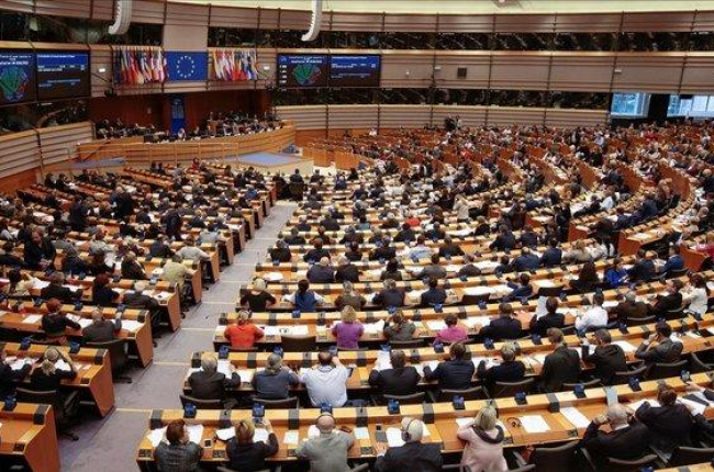 La Eurocámara durante la votación de hoy jueves sobre el proyecto de ley del Gobierno de Polonia.-EFE / OLIVIER HOSLET