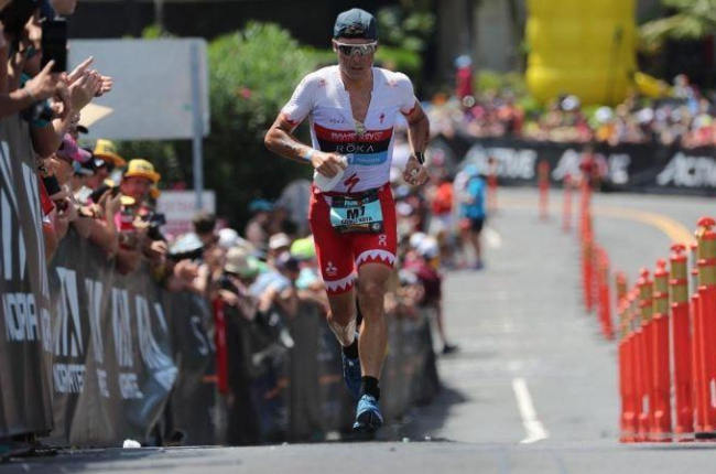 Javier Gómez Noya sufre en el segmento de maratón.-EFE / BRUCE OMORI