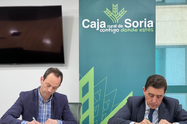 Rodrigo Gómez y Carlos Martínez en la firma del convenio. HDS
