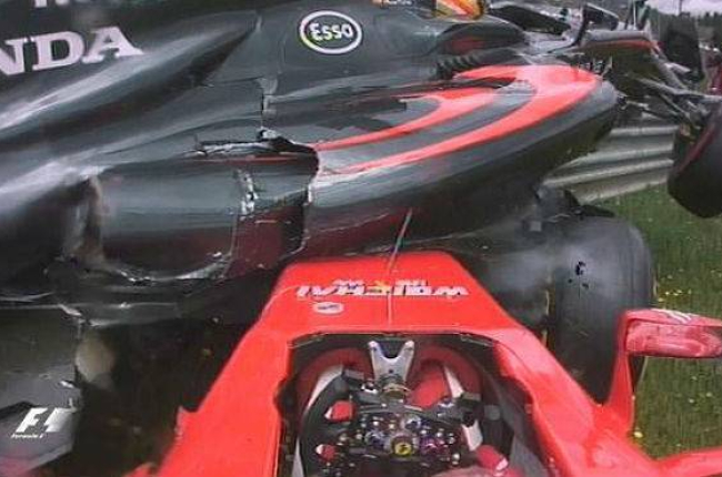 El Ferrari de Raikkonen ha embestido al McLaren de Alonso-
