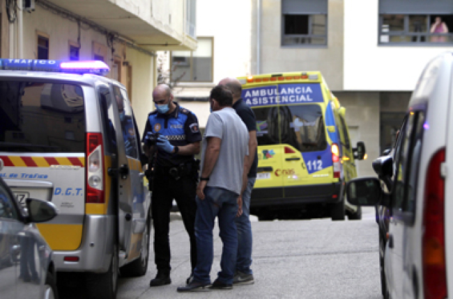 Efectivos de Policía y la ambulancia que trasladó al herido al hospital en la tarde del viernes-L.Á.T.
