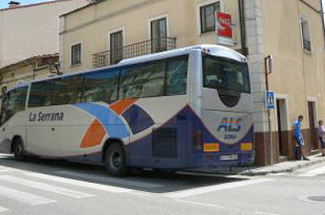 Autobús de La Serrana. / EL CORREO DE BURGOS-