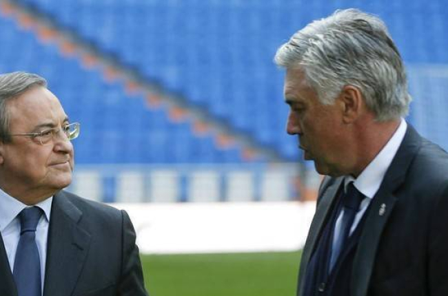 Florentino y Ancelotti charlan en el Bernabéu.-Foto:   EFE / JUAN CARLOS HIDALGO