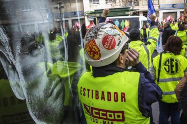 Protesta de estibadores ante la sede de la Delegación del Gobierno en València, en febrero pasado.-MIGUEL LORENZO