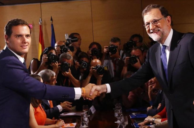 Mariano Rajoy y Albert Rivera este domingo en la ratificación del acuerdo entre sus partidos en el Congreso.-AGUSTÍN CATALÁN