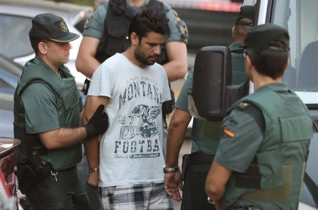 Salah El Karib custodiado por agentes de la Guardia Civil en su traslado hacia la Audiencia Nacional el pasado martes.-EFE