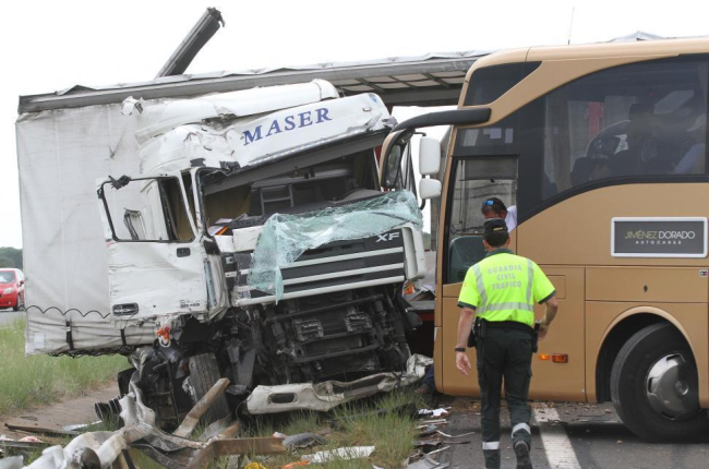 Cortada al tráfico de camiones la A-231 a la altura de Bustillo del Páramo de Carrión (Palencia) tras un accidente de dos vehículos-ICAL