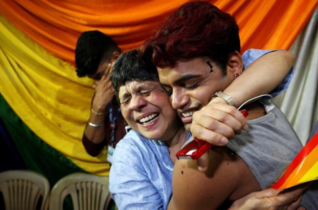 Miembros del colectivo LGBTI celebran el veredicto del Supremo indio que tumbaba la norma discriminatoria para las personas gais.-REUTERS