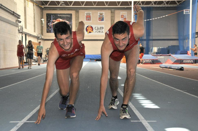 Hugo e Ignacio de Miguel Ramos durante un entrenamiento en las pistas de atletismo del Caep Soria.-Valentín Guisande