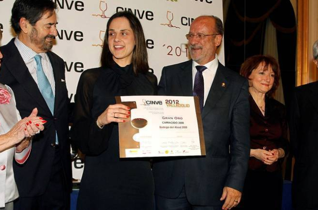 El premio de Bodega del Abad fue recogido por Adriana Ulibarri. / DIARIO DE LEÓN-