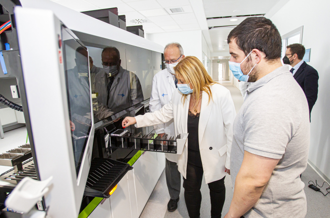De Gregorio y Delgado con el nuevo aparato para realizar pruebas PCR que entrará en acción en abril, en sustitución del actual. MARIO TEJEDOR