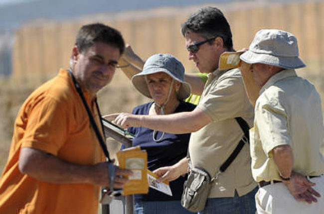 Varios turistas en el yacimiento de Numancia. / FERNANDO SANTIAGO-