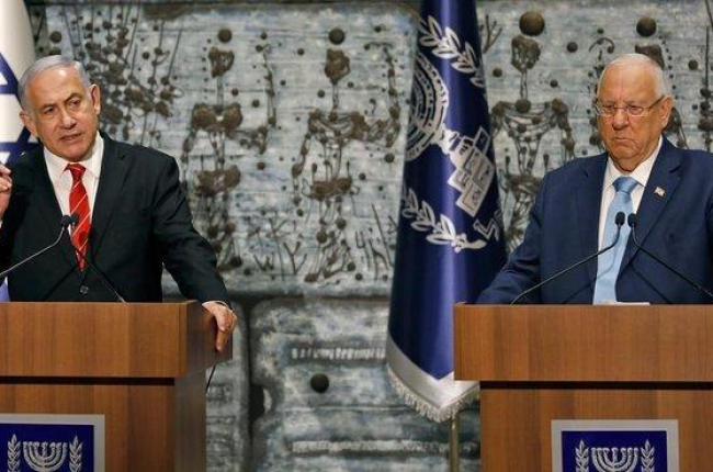 Binyamin Netanyahu, a la izquierda, con el presidente Reuven Rivlin.-MENAHEM KAHANA / AFP