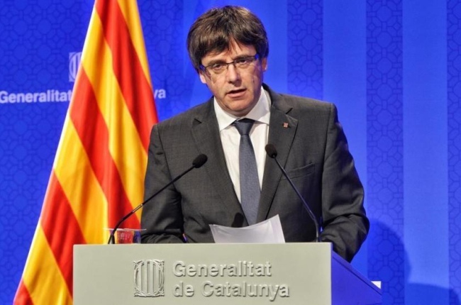 El president Carles Puigdemont, este lunes, en la rueda de prensa que ha ofrecido tras la reunión del Consell Executiu.-FERRAN SENDRA