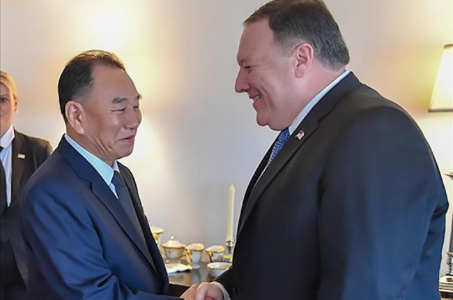 Pompeo (izquierda) y Kim Yong-chol departen en el encuentro de este miércoles en Washington-EL PERIÓDICO