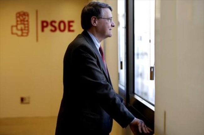 El exministro Jordi Sevilla, en la sede del PSOE en Madrid, durante una entrevista.-JOSÉ LUIS ROCA