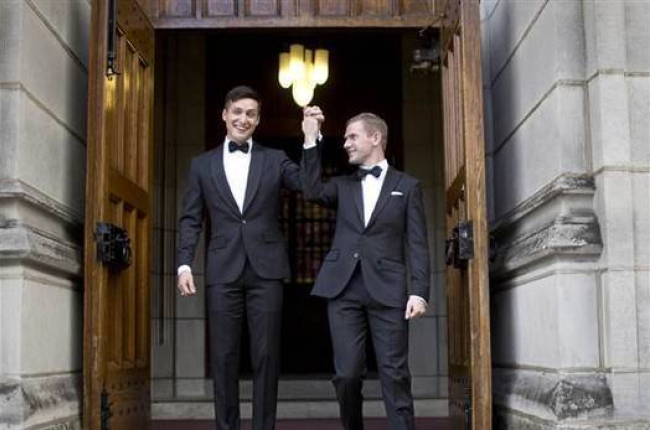 La pareja Larry y Daniel Lennox-Choate, tras su boda en la capilla de la academia militar de West Point, en noviembre de 2013.-Foto: AP / JILL KNIGHT