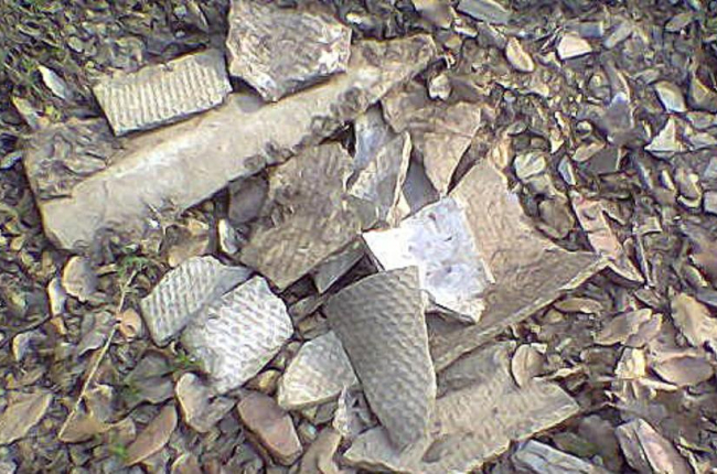 Trozos de uralita, elaborada con fibras de amianto.-EL PERIÓDICO