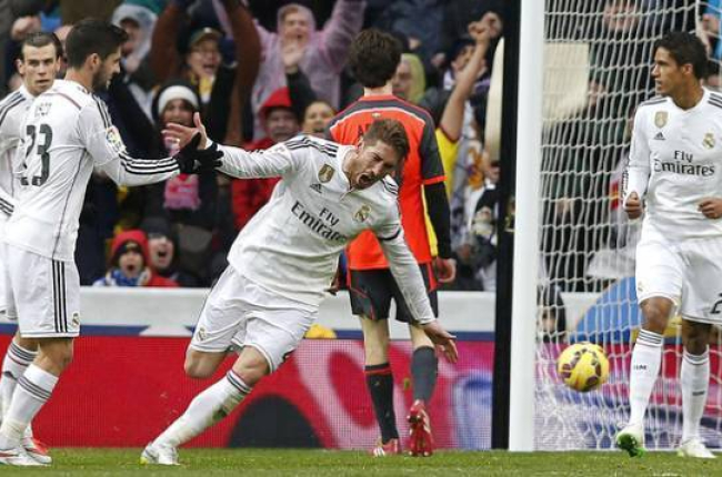 Sergio Ramos corre eufórico tras marcar el segundo gol del Madrid ante la Real en el Santiago Bernabéu.-Foto: EFE / JUAN CARLOS HIDALGO
