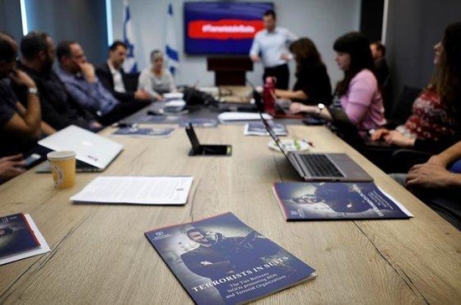 Reunión del equipo del Ministerio de Asuntos Estratégicos de Israel encargado de desactivar las acciones de protesta y bicot de activistas palestinos en el Festival de Eurovisión.-NIR ELIAS (REUTERS)