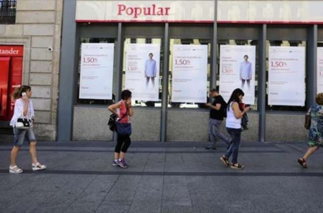 Oficina del Banco Santander, junto a una del Banco Popular, en Madrid-