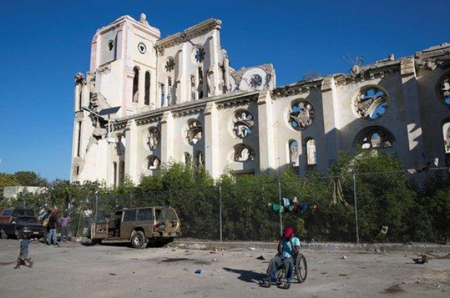 Vista general de la Catedral de Puerto Principe destruida hace una decada por un terremoto este jueves en Puerto Principe (Haiti).-ORLANDO BARRIA (EFE)