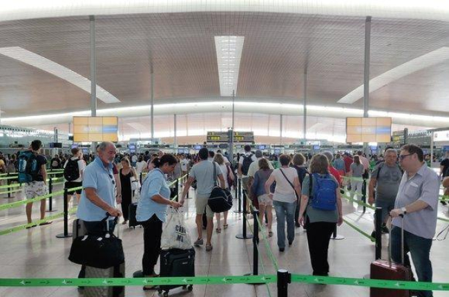 Fluidez en los controles de seguridad de la T-1 en el aeropuerto de Barcelona, este sábado.-EUROPA PRESS