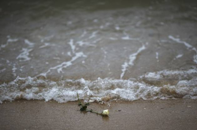 Una rosa es depositada en una playa tailandesa en homenaje a los niños muertos por el tsunami.-Foto:   ATHIT PERAWONGMETHA / Reuters