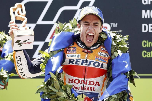 El piloto español de MotoGP,Marc Márquez, del equipo Repsol Honda, celebra en el podio su victoria en la carrera del Gran Premio de Cataluña de Motociclismo que se ha disputado este domingo en el Circuito de Barcelona-Cataluña.-ANDREU DALMAU (EFE)