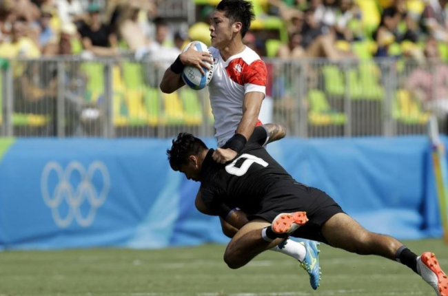 Un jugador de Nueva Zelanda placa a un japonés.-AP / THEMBA HADEBE