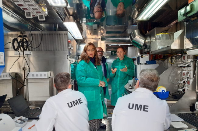 Virginia Barcones durante su visita al Céder de Lubia para conocer las investigaciones de la UME. HDS