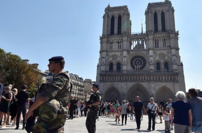 Soldados franceses patrullan frente a la catedral de Notre Dame, en París, el 15 de agosto.-AFP / ALAIN JOCARD