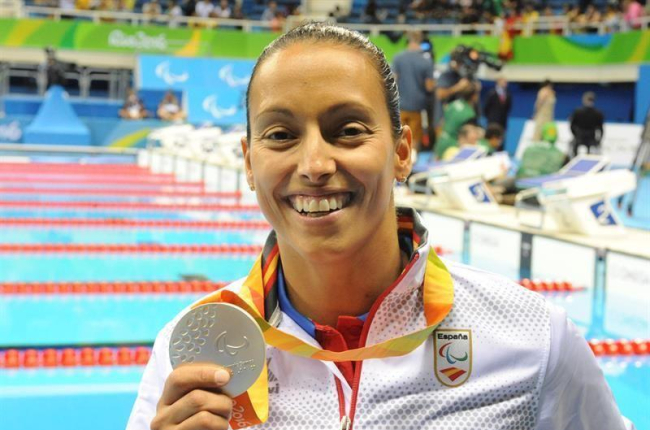 La atleta paralímpica Teresa Perales recibe la medalla de plata de la prueba de 200 metros libre en los Juegos Paralímpicos Río 2016.-EFE